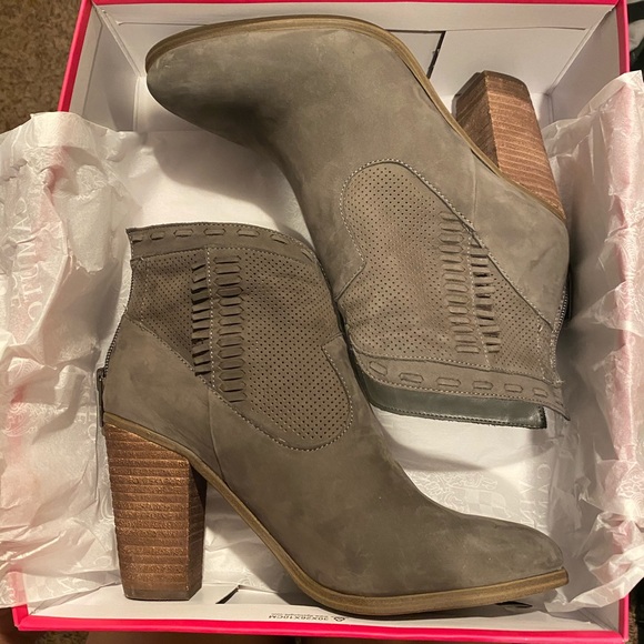 Vince Camuto Shoes - BRand new size 8M women’s Vince camuto